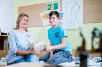 Therapeutin liest Kind aus Buch vor