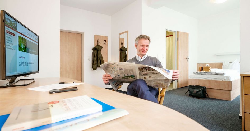 Patient entspannt auf Zimmer