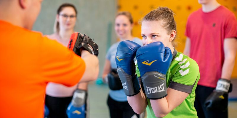 Mädchen beim Boxtraining