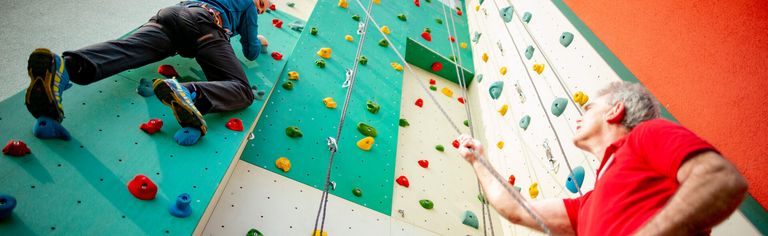 Therapeut sichert kletternden Mann