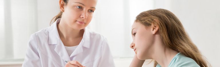 Therapeutin befragt junge Patientin