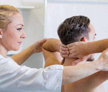Pflegerin prüft Mann auf Beweglichkeit Hypochondrie: Definition, typische Symptome, Ursachen und Behandlung