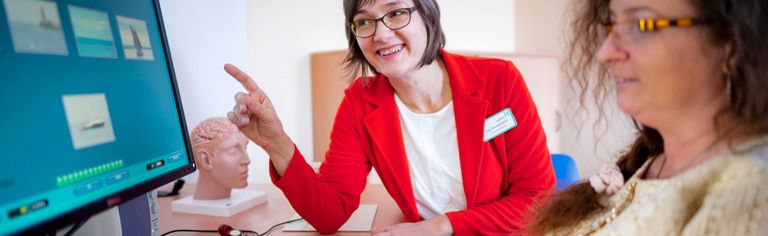 Patientin und Therapeutin arbeiten am PC