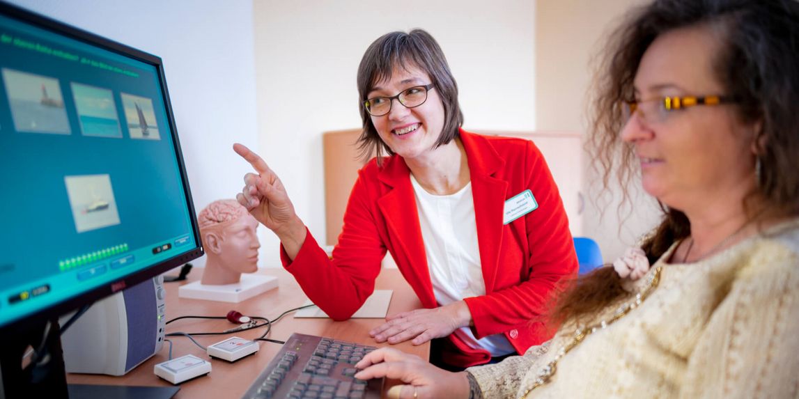 Patientin und Therapeutin arbeiten am PC