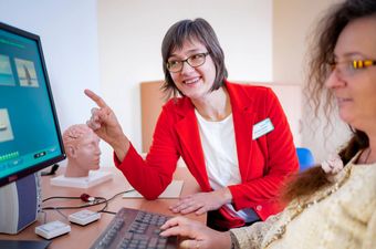 Patientin und Therapeutin arbeiten am PC