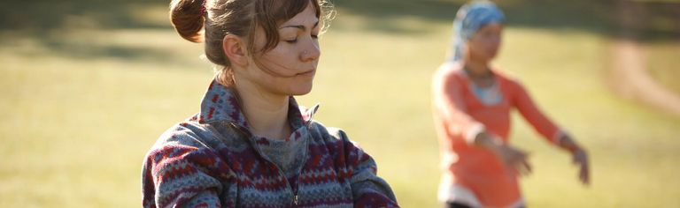 Zwei Frauen beim Qi Gong