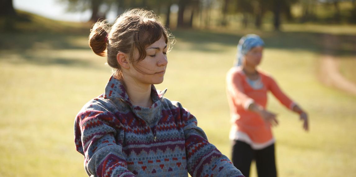 Zwei Frauen beim Qi Gong