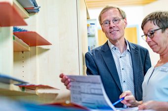 Arzt und Therapeutin werten Akte aus