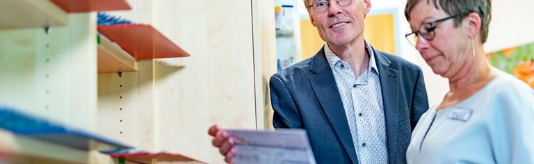 Arzt und Therapeutin werten Akte aus