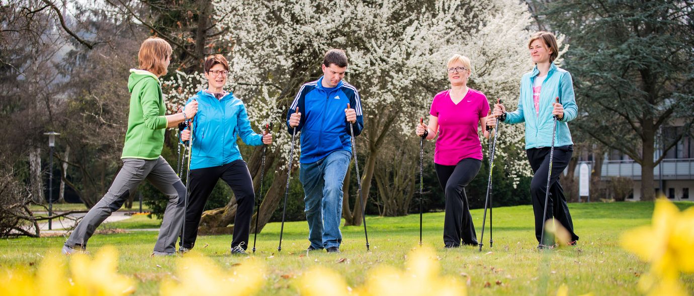 Dehnen vor dem Nordic Walking
