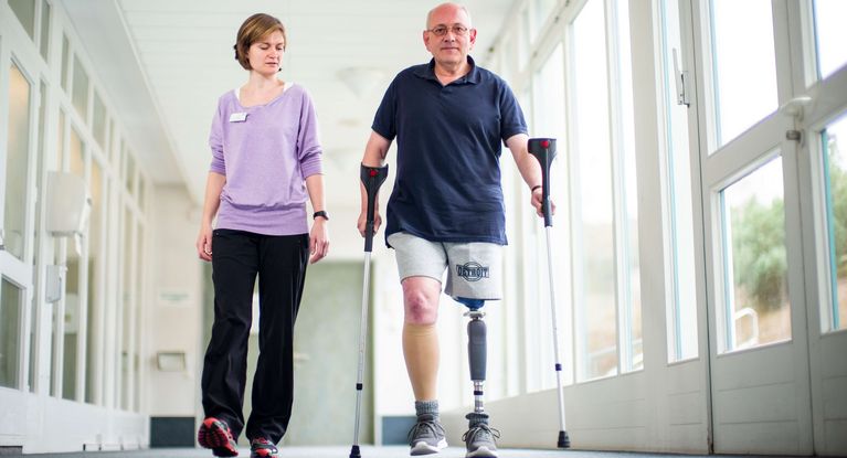 Gangtraining mit Prothese