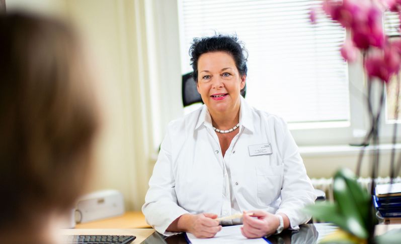 Patient und Oberärztin im Gespräch